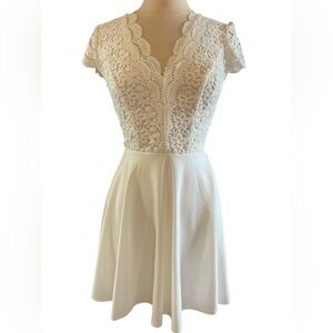 B Darling White Embroidered Lace Mini Dress w/scallop v-neck,peep back Size 5/6